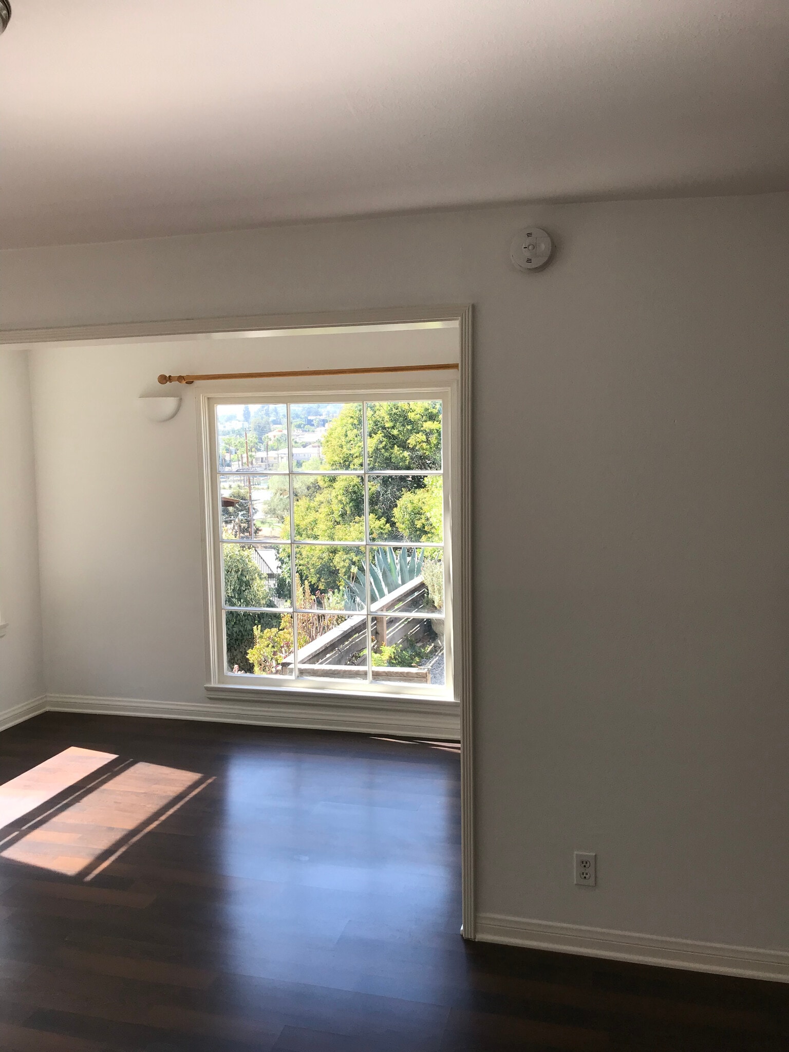 Giant picture window/great lighting - 2966 Hyperion Ave