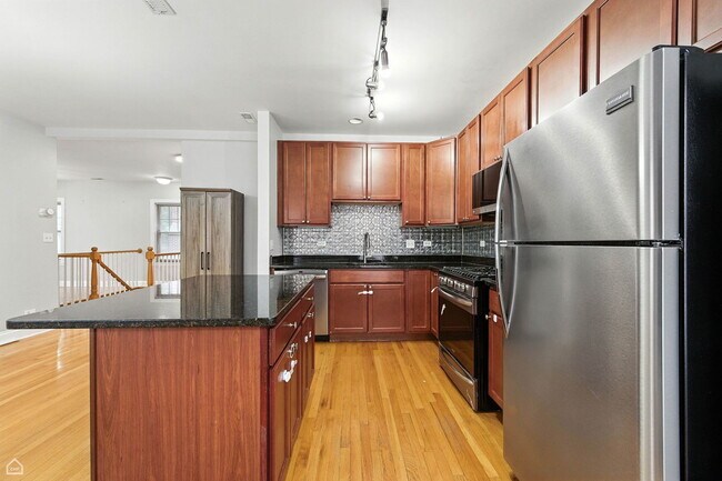 Building Photo - 2611 W Rosemont Ave