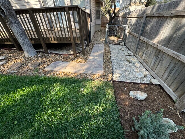 Building Photo - 9538 Cloverdale