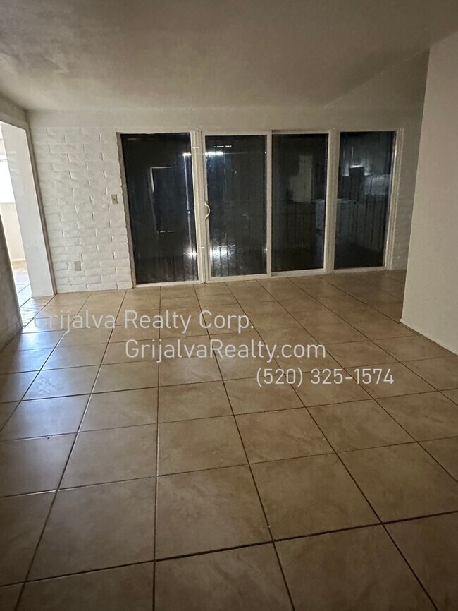 Building Photo - East Side 5 Bedroom, 2 Bath House for Rent (Stella/Kolb)