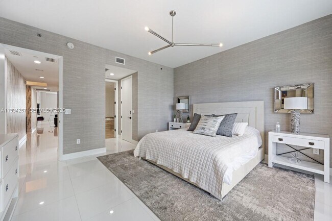 Building Photo - 15811 Collins Ave