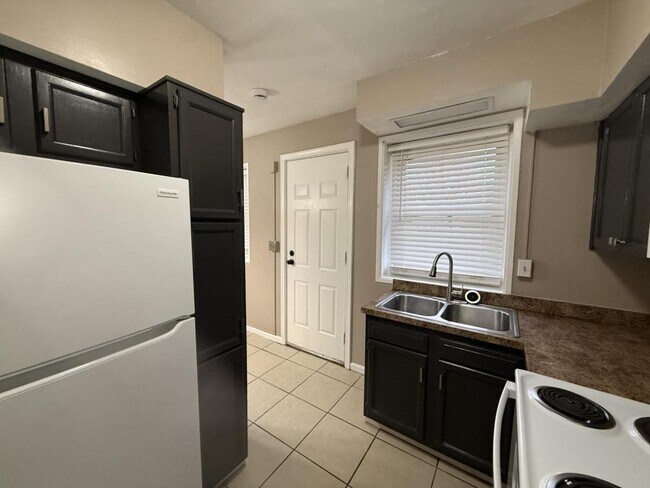 Building Photo - 1802 La Salle Pl