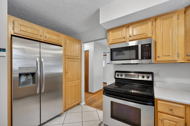 Building Photo - 4 Bedroom Near Butler University!