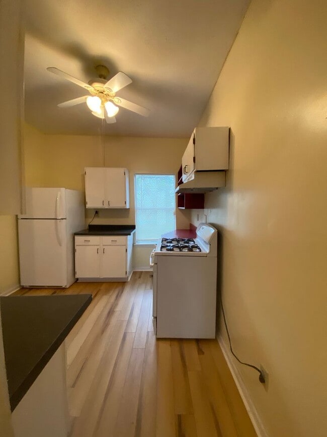 Building Photo - 2 Bedroom House with Fenced Backyard near ...
