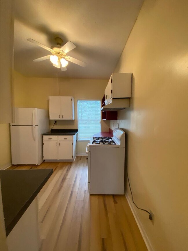 Building Photo - 2 Bedroom House with Fenced Backyard near Downtown Athens - AUGUST 2025