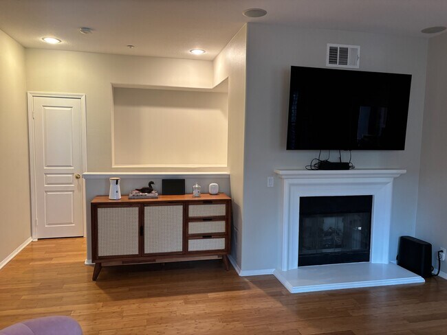 Building Photo - 92 Sarabande