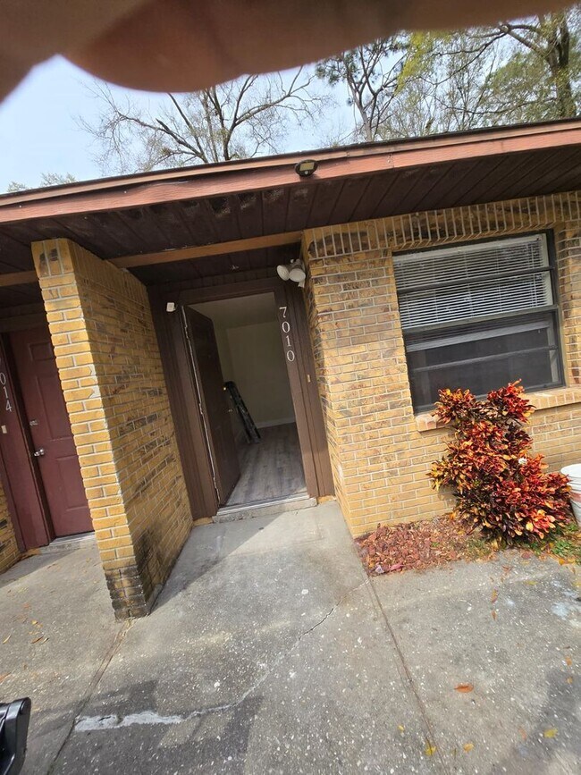 Building Photo - Beautiful 2 bedroom 1 bathroom Single Fami...
