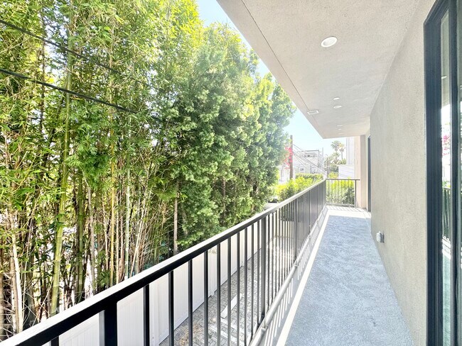 Building Photo - 10806 Blix St