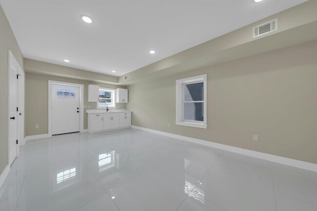 Building Photo - 275 Pearsall Ave