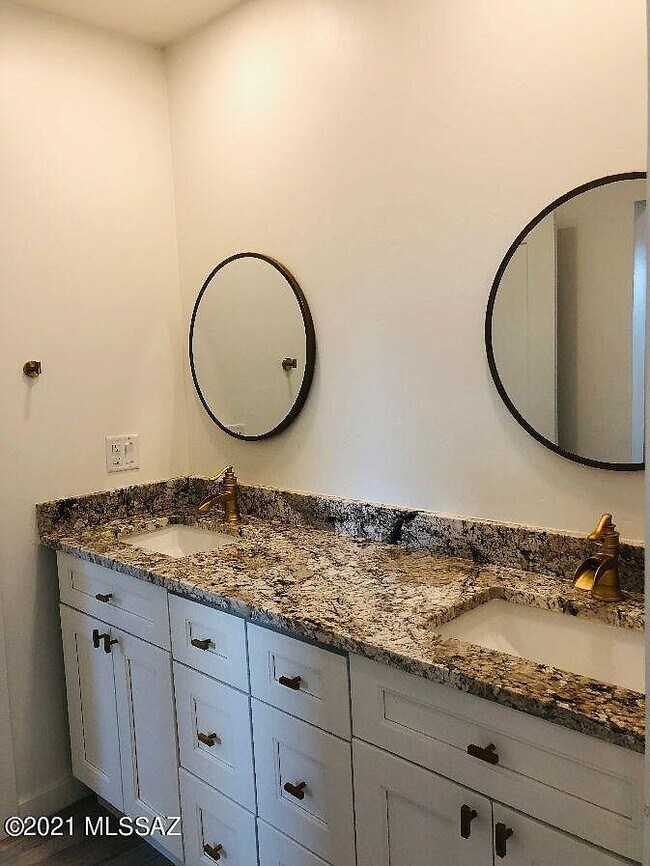 Building Photo - 1102 W Erie St