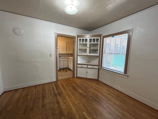 Building Photo - 3 bed, 1 bath, backyard
