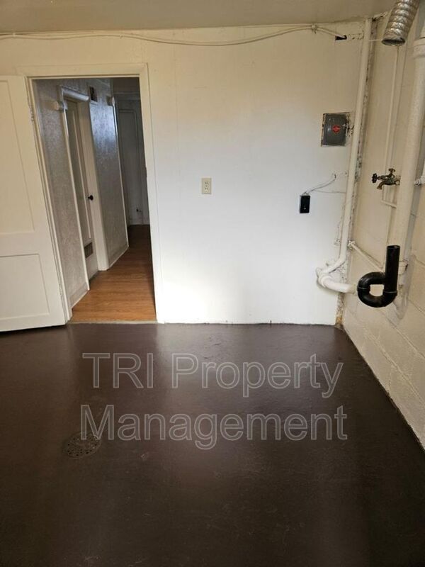 Building Photo - 2204 9th St