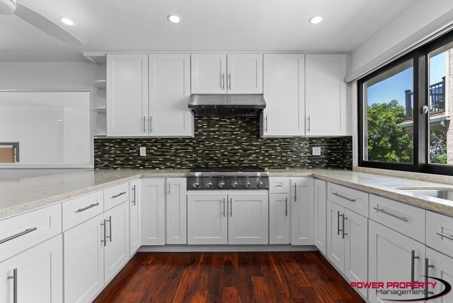 Building Photo - Spacious 5-Bedroom Home with Modern Amenit...