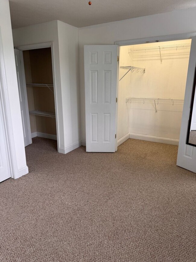 Building Photo - 3 Bedroom || 2 Full Bathroom & 2 Half Bathroom Townhome