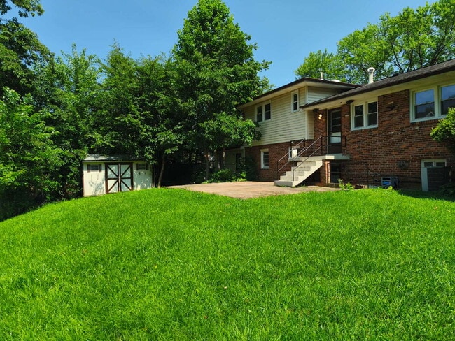 Building Photo - Centrally Located McLean Home with Ample S...