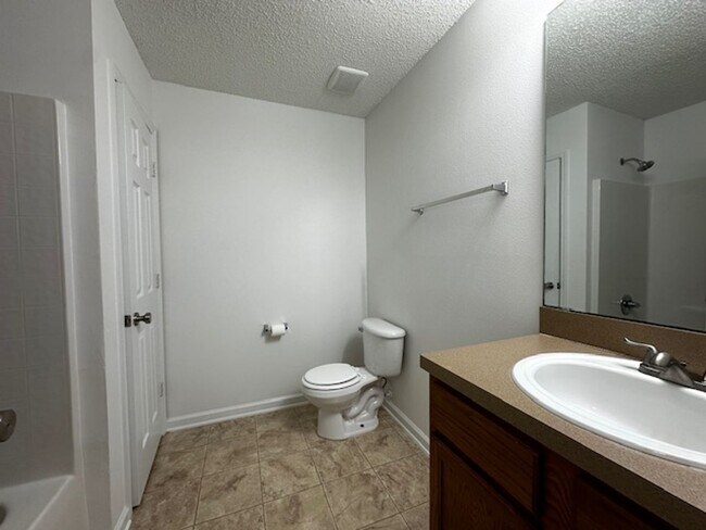 Building Photo - Close to Shopping, Restaurants, Schools & Beach!