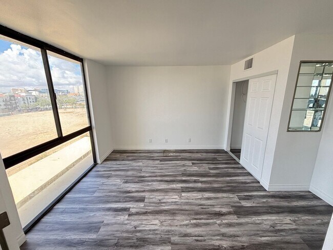 Building Photo - Stunning 2-Bed, 2-Bath High-Rise Residence...