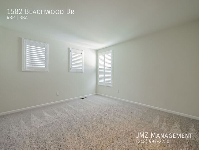 Building Photo - 1582 Beachwood Dr