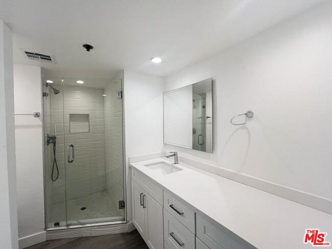 Building Photo - 10390 Wilshire Blvd