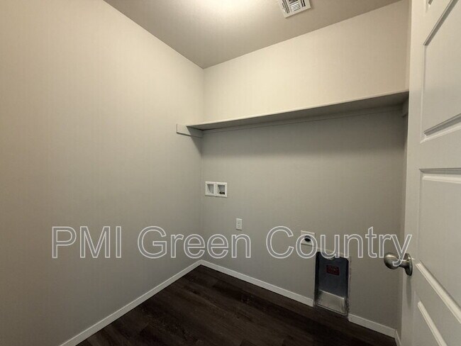 Building Photo - 16124 S 83rd E Ave
