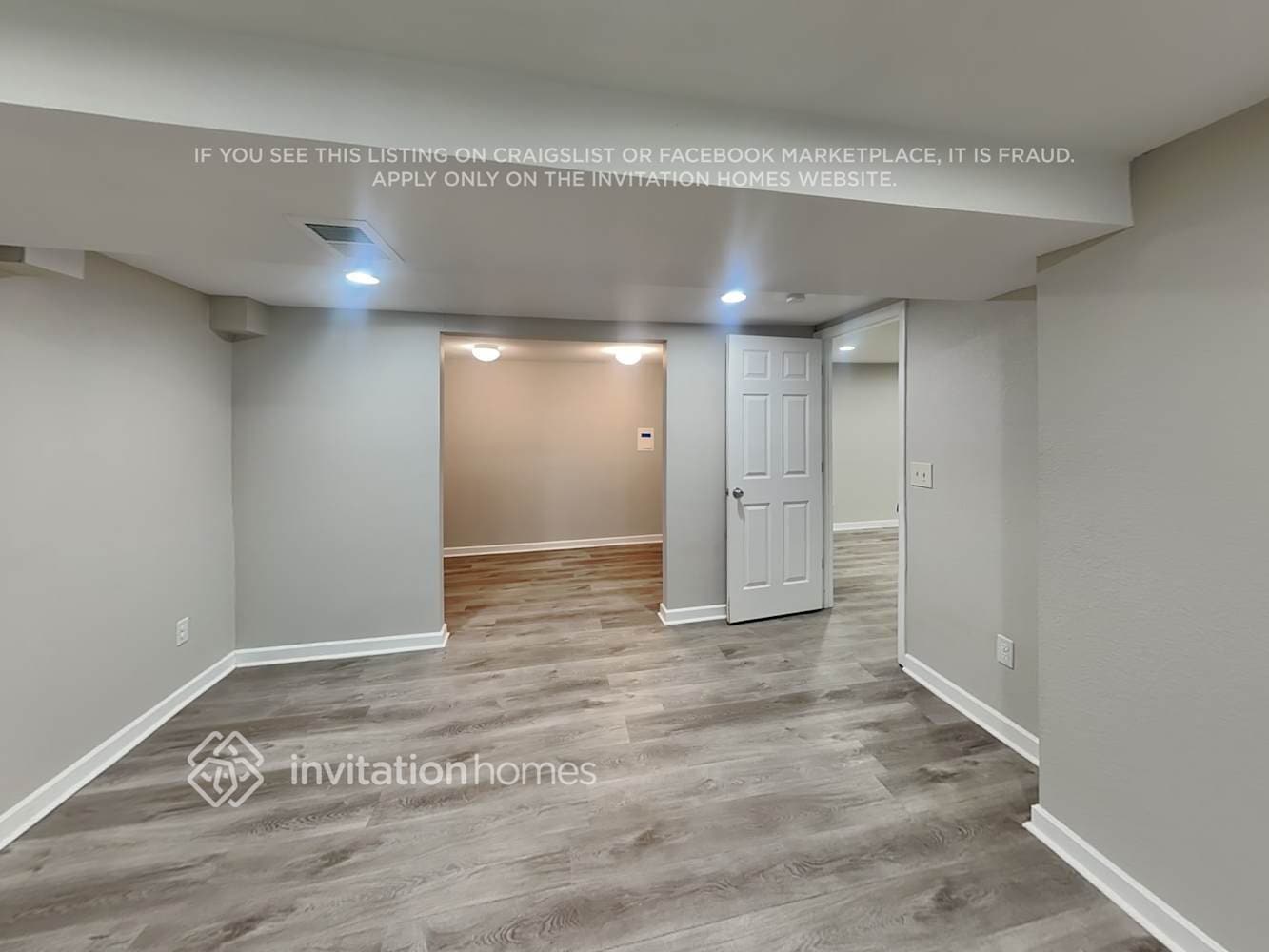 Building Photo - 7113 W Hinsdale Dr