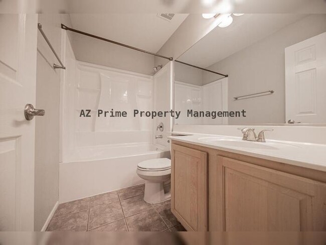 Building Photo - 873 W Tremaine Ave