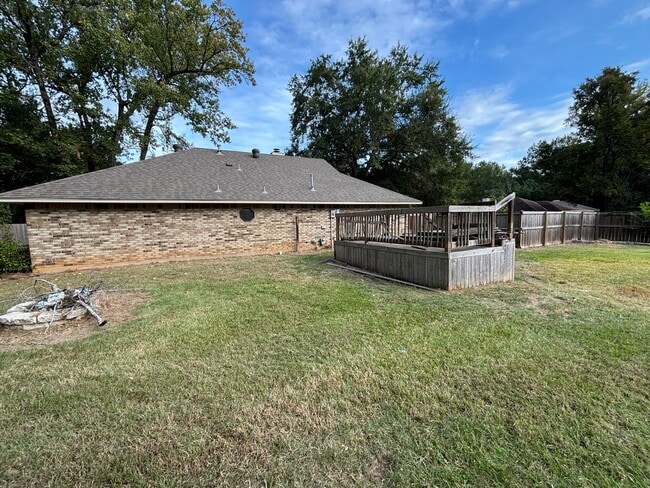 Building Photo - Rare Find in Haughton on double lot with H...