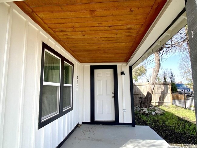Building Photo - 2254 I-35