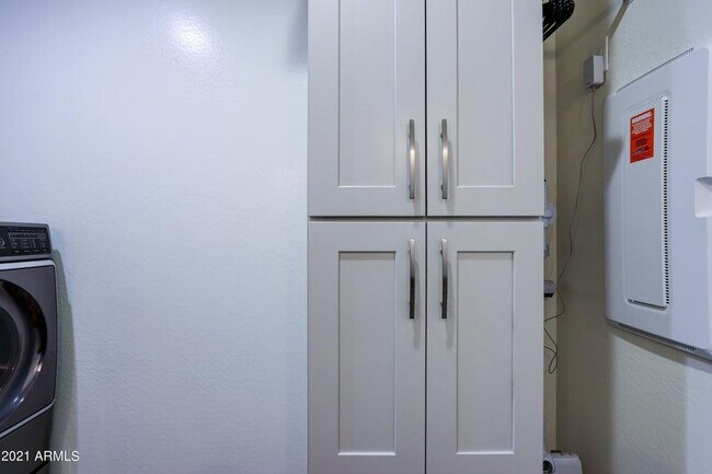 Building Photo - 948 W Yosemite Dr