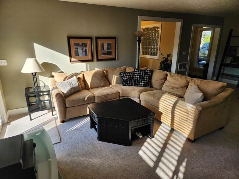 Building Photo - 6050 SW Taylors Ferry Rd