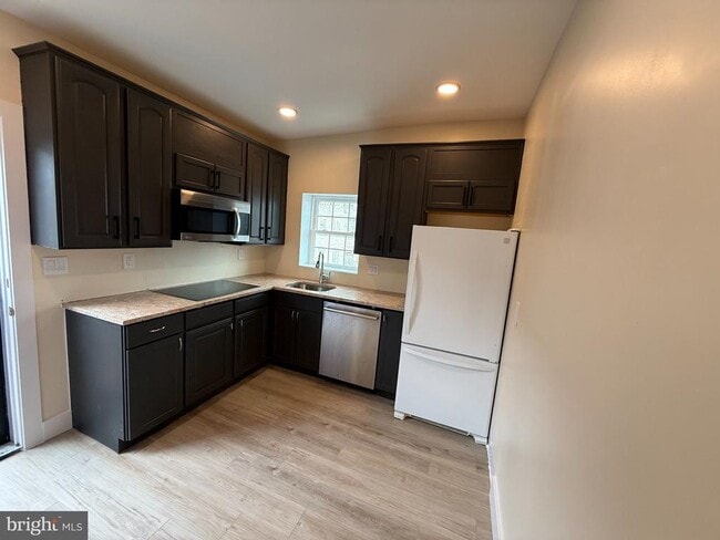 Building Photo - 1930 N Payson St