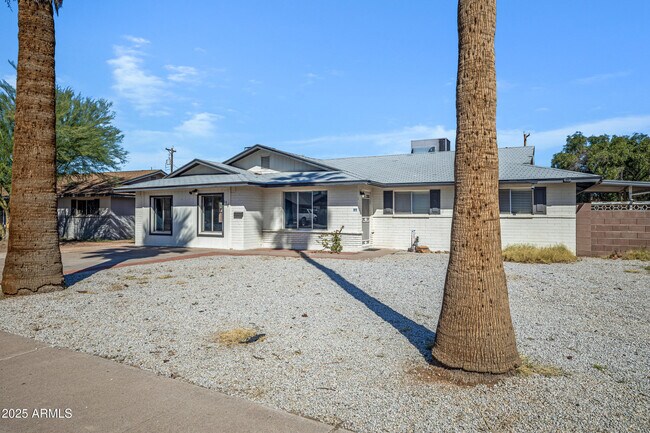 Building Photo - 110 W Del Rio Dr