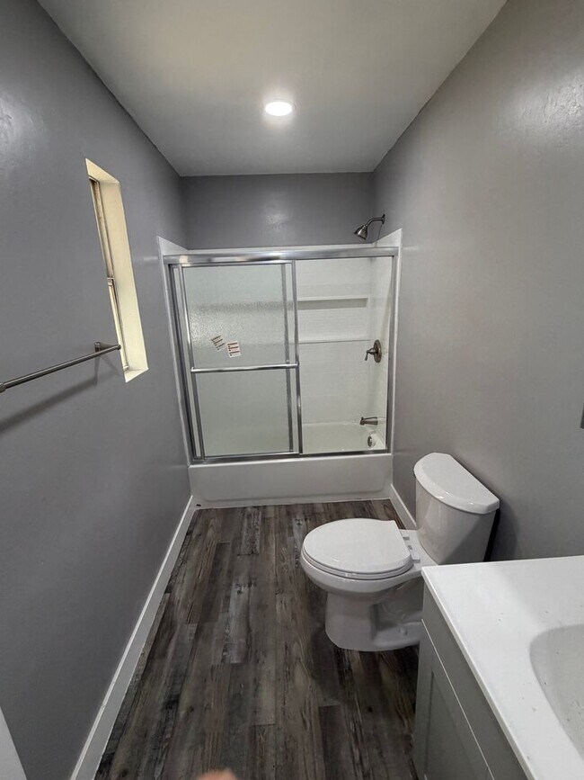 Building Photo - Newley Remodeled 3 BD 2 BA house with Big lot in SW Bakersfield