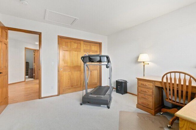Building Photo - 829 W Sparrow Hawk Dr