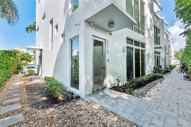 Building Photo - 3270 NE 15th St