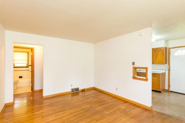 Building Photo - 1BR/1BA Duplex in Convenient Location! Har...