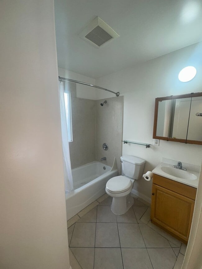 Building Photo - Remodeled 2 Bedroom, on San Pablo Ave, in East Richmond Area