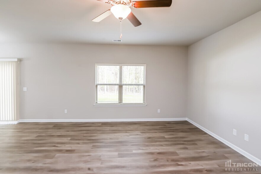 Building Photo - 139 Spring Knoll Dr