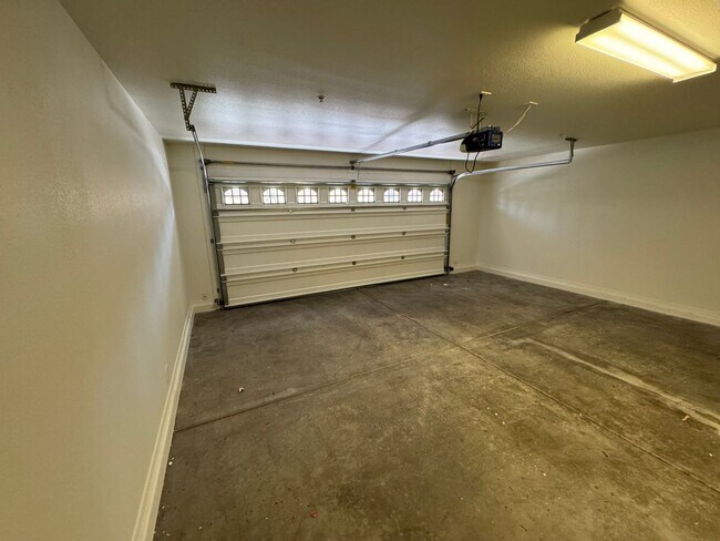 Building Photo - 4 Bedroom - 3.5 Bath Townhome in Gilbert