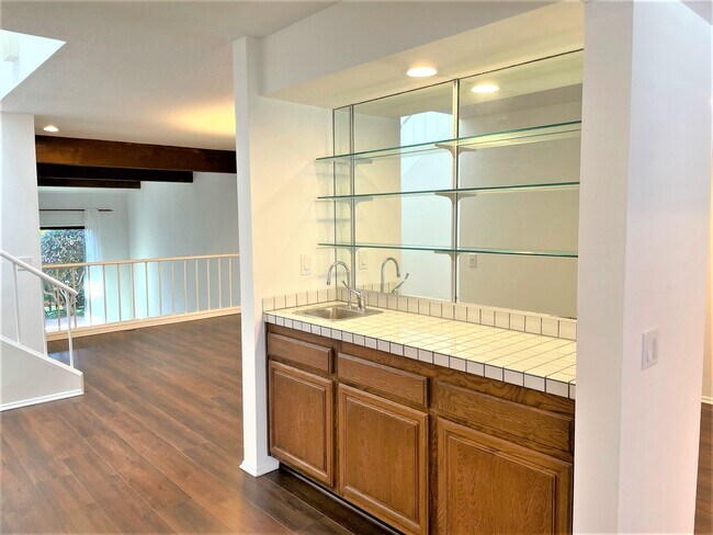Building Photo - 1450 Palisades Dr