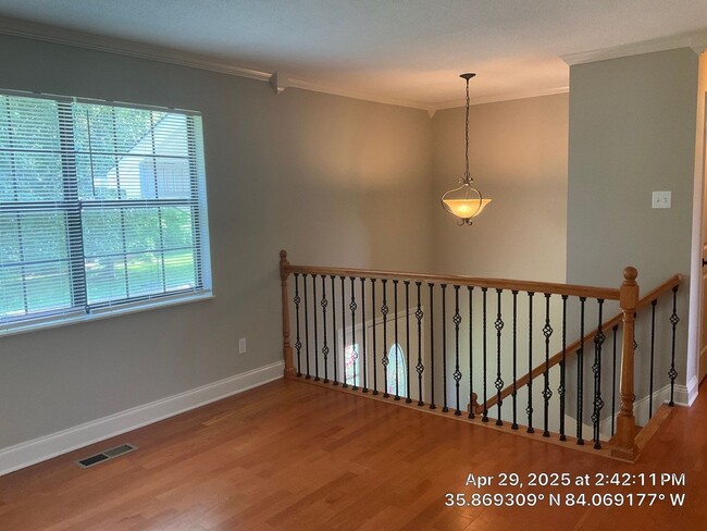 Building Photo - 3 Bedroom / 2.5 Bath House Available Now