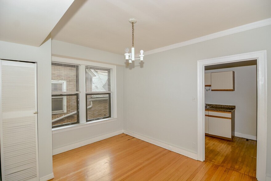 Building Photo - 1451 W Byron St