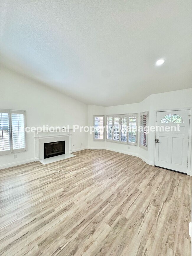 Building Photo - Ready to move in 3 bed 2 bath single story home