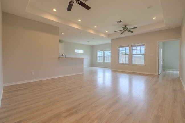 Building Photo - 2422 Cardinal Dr