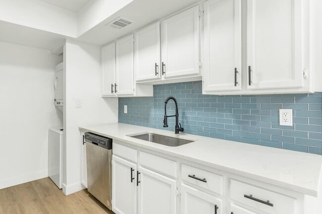 Building Photo - SPECTACULAR 1 BEDROOM 1 BATHROOM LOWER LEV...