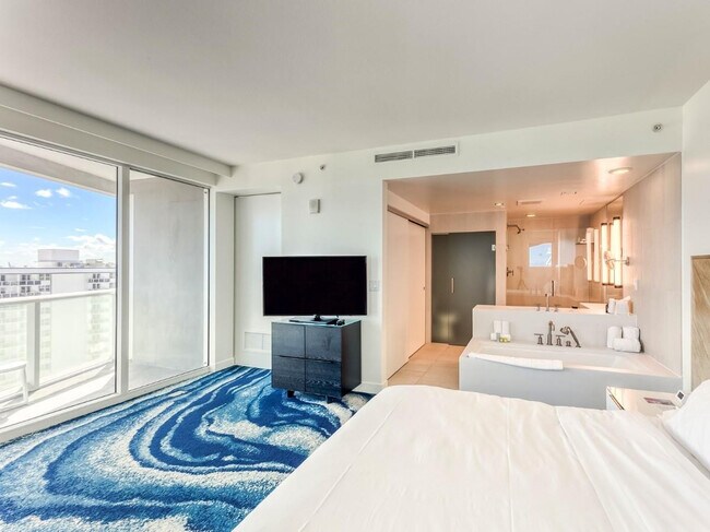 Building Photo - 3101 Bayshore Dr