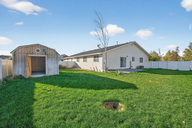 Building Photo - Impressive 5 bed/3 bath twin home in Chubbuck with just under 3000 square feet.