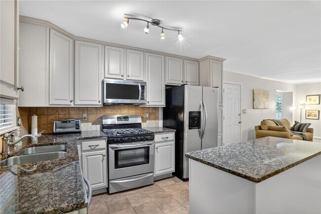Building Photo - 2560 Skyland Trail NE