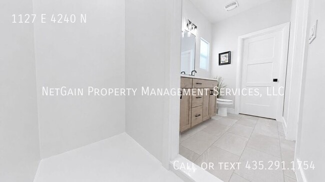 Building Photo - 1127 4240 N