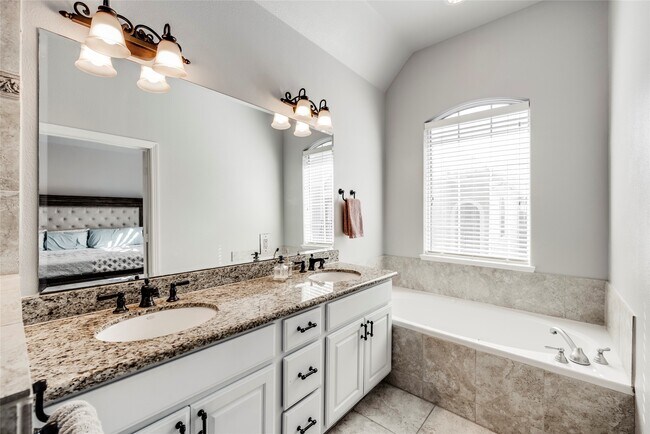 Building Photo - 5212 Washington Ave